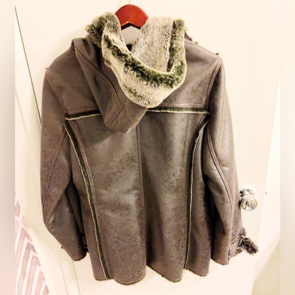 Women’s Faux Fur Coat - Picture 4 of 6